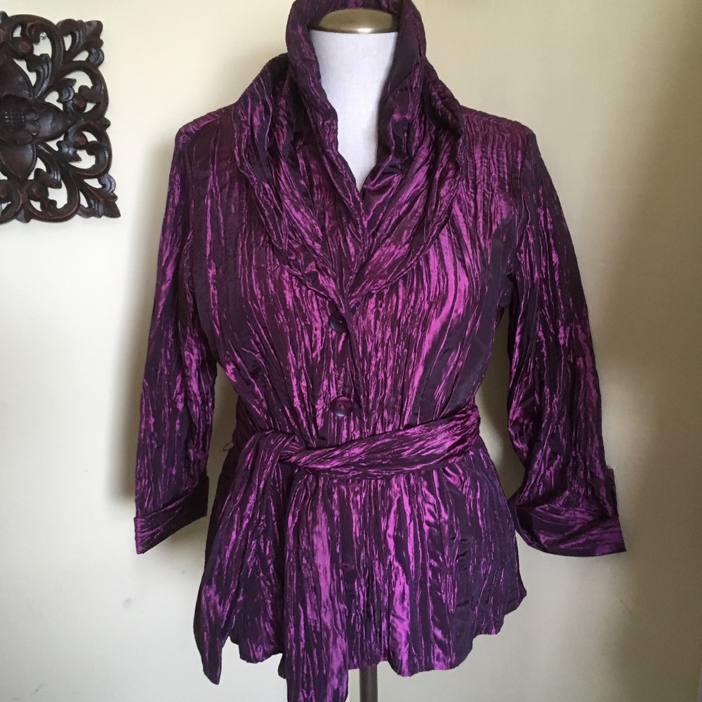 Dressy jacket with wired collar.
